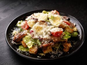 Салат Цезарь з куркою