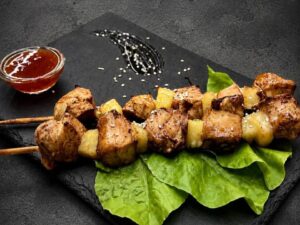 Шашлик курячий на шпажці з ананасом
