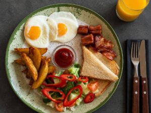 Англійський сніданок (картопля, салат, ковбаски, яєчня)