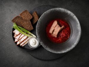 Борщ Український з салом, хлібом, часником та сметаною
