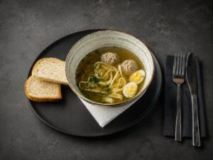 Курячий бульйон з мітболами